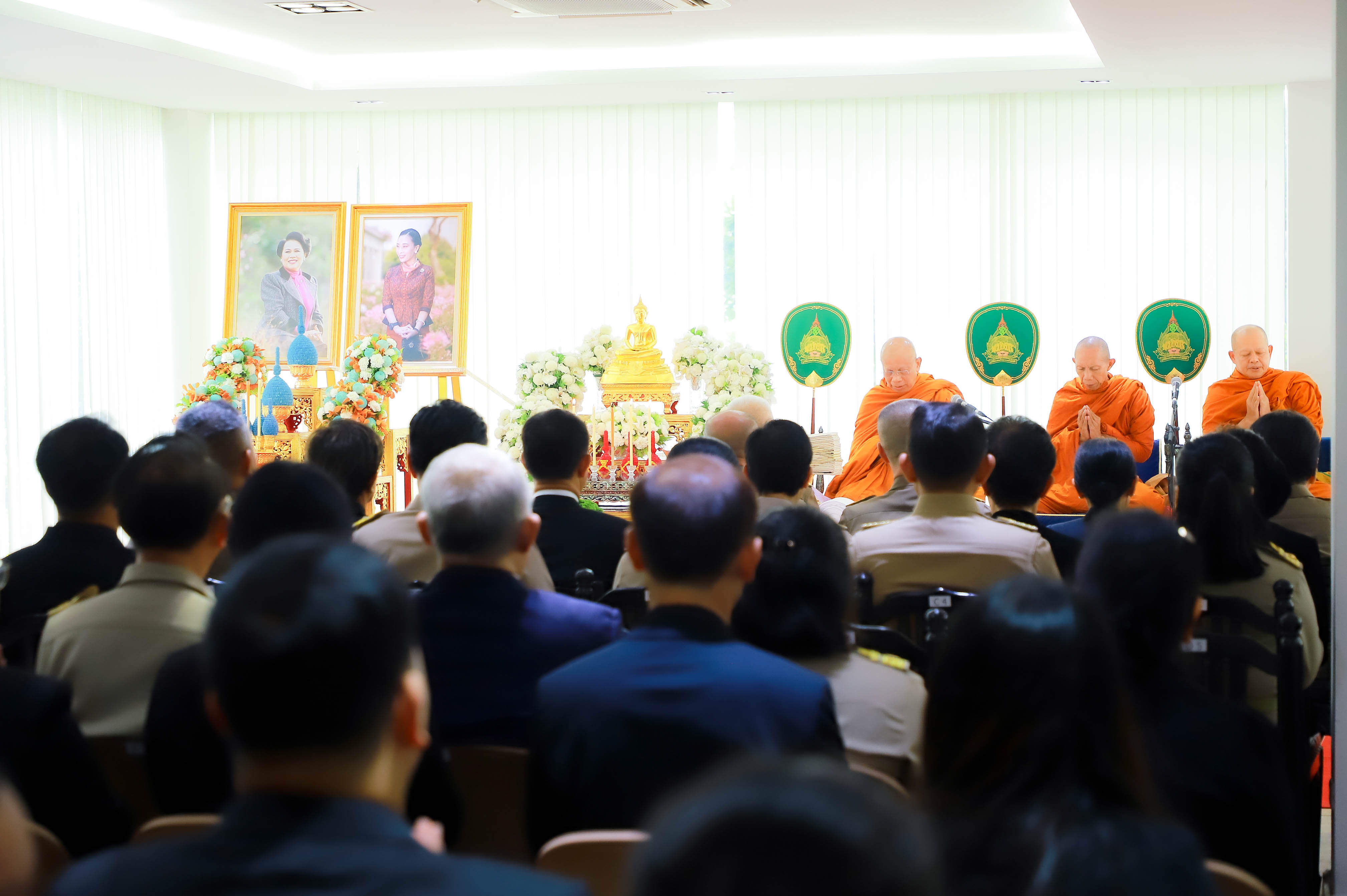 title - ส.ป.ก. เข้าร่วมพิธีเจริญพระพุทธมนต์บำเพ็ญพระราชกุศล ถวายความอาลัยแด่ สมเด็จพระนางเจ้าสิริกิติ์ พระบรมราชินีนาถ พระบรมราชชนนีพันปีหลวง และสมเด็จพระเจ้าลูกเธอ เจ้าฟ้าพัชรกิติยาภา นเรนทิราเทพยวดี กรมหลวงราชสาริณีสิริพัชร มหาวัชรราชธิดา